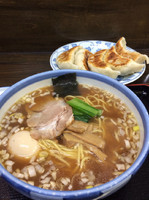 「一圓ラーメン醤油 520円 餃子5ケ 500円」@一圓 三鷹北口店の写真