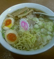 「ワンタン麺(麺硬め)＋味玉」@らーめん太陽 江古田店の写真