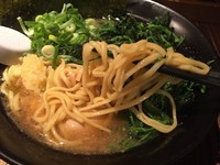 「ラーメン（中盛）＆ほうれん草＆無料の半熟煮玉子」@横浜家系ラーメン 石川家 大宮店の写真