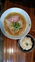 「鯵煮干塩ラーメンと鶏ホワイトソース煮込み飯」@町田汁場 しおらーめん進化 町田駅前店の写真