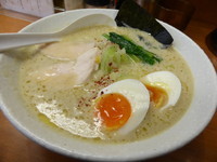 「濃厚牡蠣白湯そば（８８０円）＋味玉（１００円）」@福の神食堂の写真