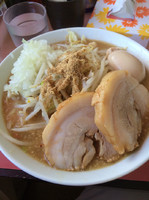 「リッチ850円玉ねぎ増し増し魚粉 豚1枚玉子にチェンジ野菜少な目」@らーめん☆王子の写真