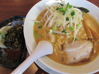 「味噌ラーメン+餃子（1ヶ）＆髙菜　「770円+無料」」@らーめん じゃん腹の写真