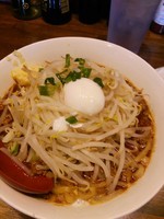 「温玉ピリ辛納豆ラーメン（ニンニク）」@ラーメンアキラの写真