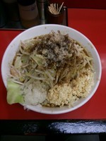 「カレーラーメン(麺カタメ、ニンニクマシマシ、他全マシ)」@豚ラーメン 蕨店の写真