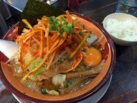 「辛ねぎ玉みそ + 野菜トッピング + 無料ライス」@旭川味噌ラーメン せいべえ 上野本店の写真