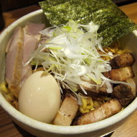 「汁なし（大） 680円 + 裏特製 200円（魚粉オオメ）」@汁なし破顔の写真