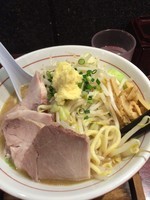 「野菜入りらーめん800円生姜入り＋チャーシュー300円」@麺屋まるの写真