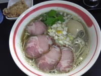 「7種の煮干しらーめん、味玉、ミニ揚げチキン、小ライス」@自家製麺SHINの写真