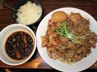 「肉盛りつけ麺並800円＋無料の肉増し＋味玉」@魁 肉盛りつけ麺 六代目けいすけの写真