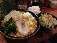 「【期間限定】味噌ラーメン（大盛り）・もやキャベ890円＋100円」@横浜家系ラーメン 極味家の写真