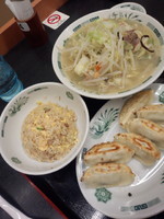 「野菜たっぷりタンメン半チャーハン+餃子セット930円」@日高屋 日暮里東口店の写真