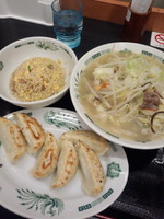 「野菜たっぷりタンメン半チャーハン+餃子セット930円」@熱烈中華食堂 日高屋 阪急大井町ガーデン店の写真