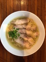 「チャーシューしおラーメン（トリ）」@町田汁場 しおらーめん進化 町田駅前店の写真