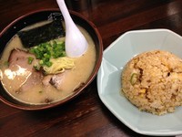 「半チャーハンラーメンセット（博多ラーメン＋半チャーハン）」@博多ラーメン 長浜や 日暮里店の写真