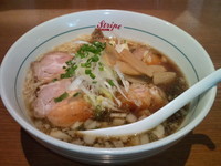 「1月限定麺 肉煮干しソバ背脂醤油」@ストライプ ヌードルズの写真