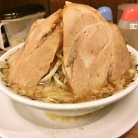 「豚野郎(平打ち麺)930円」@野郎ラーメン 西武新宿駅前店の写真