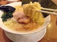 「塩ラーメン大（とチケットの無料の半麺）」@横浜らぁめん 桜花  西口本店の写真