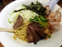 「常陸牛脂の油そばメキシコ産ハラミステーキを乗せて（980円）」@らーめん・つけめん 八角の写真