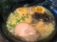 「馬骨スープラーメン(豚ﾁｬｰｼｭｰ）730円＋味玉ｸｰﾎﾟﾝ」@ラーメン良馬の写真