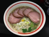 「７種の煮干しらーめん（肉増し）【期間限定】」@自家製麺SHINの写真