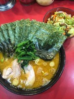 「ラーメン中盛・野菜畑・海苔（870円）」@家系総本山 ラーメン吉村家の写真