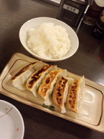 「餃子300円」@横浜家系ラーメン キラクの写真