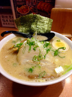 「濃厚とんこつ醤油らーめん 大盛り無料¥690」@ラーメン春樹 立川店の写真