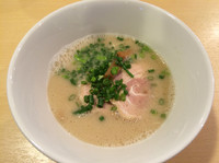 「豚骨らーめん 756円  替え玉108円 塩そぼろまんま108円」@らーめん芝浜の写真