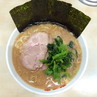 「ラーメン普通盛り 720円（カタメ、濃いめ）」@横浜ラーメン 町田家 町田本店の写真