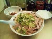 「辛バクダンしょうゆラーメン+半ライス」@超ごってり麺 ごっつ 秋葉原店の写真