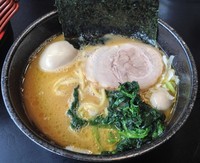 「豚骨醤油ラーメン＋味玉（￥650＋￥100）」@BOMBA家 湘南台本店の写真