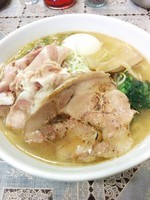「塩ﾗｰﾒﾝ+だし味玉子+薄切りﾁｬｰｼｭｰ(1050円)」@らーめん紬麦の写真