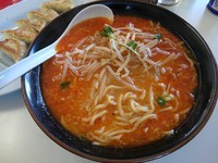 「辛みそ　（大盛り）　＋餃子：サービス券」@くるまやラーメン 松本渚店の写真