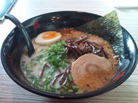 「トンコツ黒ラーメン」@麺屋 宵 ‐yoi‐ 大謝名店の写真