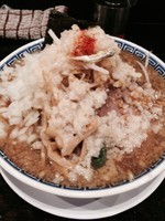 「ドカ盛りラーメン 背脂多め」@背脂煮干中華そば 心やの写真