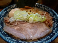 「燻玉油そば　小盛」@兎に角 松戸店の写真