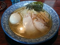 「【限定】淡麗鶏そば900円＋餃子(クーポン)」@らーめん伏竜 本店の写真