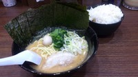 「豚骨味噌ラーメン(麺硬め)＋ライス・海苔(サービス)」@横浜家系らーめん 魂心家 藤沢店の写真