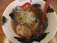 「淡麗醤油らーめん（中太麺/小盛）（670円）」@屋台拉麺 一’s 西千葉店の写真