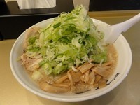 「ラーメン750円中盛50円　麺硬めネギメンママシ」@超ごってり麺 ごっつ 秋葉原店の写真