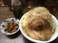 「雷そば 並 野菜ニンニク増し ホルモン 黒烏龍茶」@雷 北松戸本店の写真