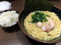 「ラーメン（６８０円）＋無料ライス」@横濱家系ラーメン 壱角家 川越店の写真