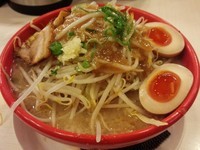 「とんこつ野菜まし（にんにく野菜背脂）＋味玉＋ひねぽん」@丸十の写真