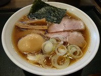「鶏と煮干しの中華そば700円＋味玉(エミオの日サービス)」@INOSHOWの写真