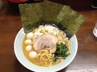 「豚骨醤油700円＋うずら5個100円」@横浜家系ラーメン 藤家の写真