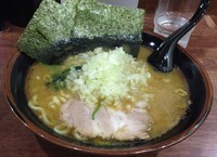 「ラーメン並＋玉ネギ＋小ライス(680円＋50円＋100円)」@横浜家系 まるに家の写真