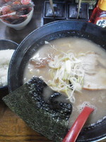 「とんこつ醤油\700＋半ライス（平日ランチサービス）」@麺屋 天の写真