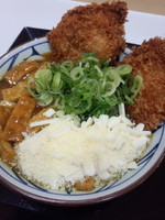 「Ｗカツカレーうどん（並）590円+とろ～りチーズ140円」@丸亀製麺 足立入谷店の写真