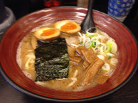 「豚骨醤油ラーメン 太麺 味玉」@らぁめん さなだ 千葉店の写真